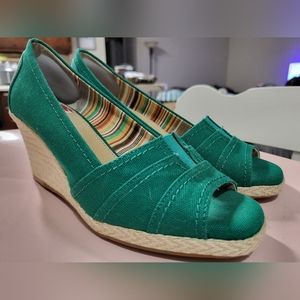 Michelle D Grettha Parrot Green Wedges size 6M
